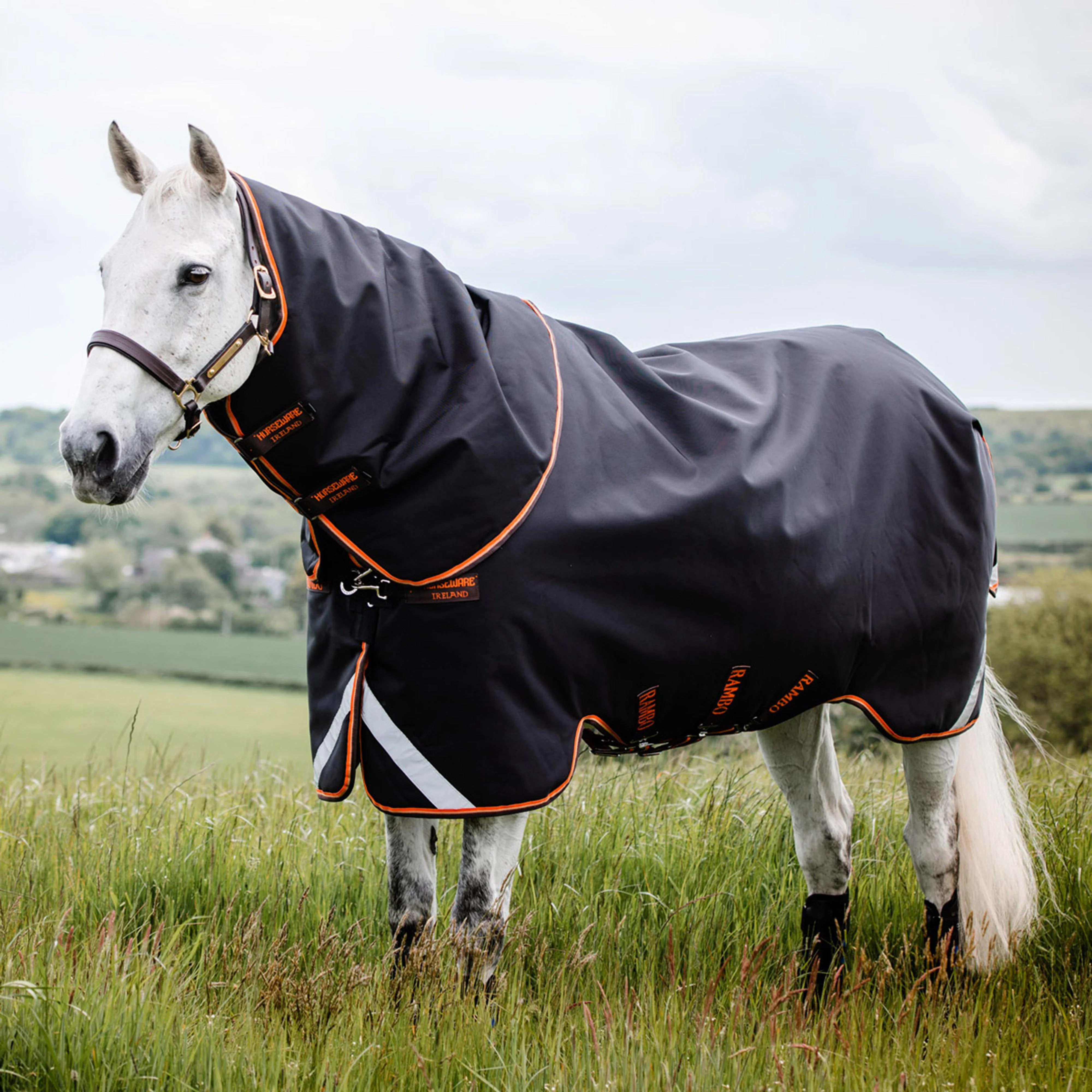 Rambo® Supreme 200g Medium Weight Detach-A-Neck Turnout Rug Black/Orange - Image 3