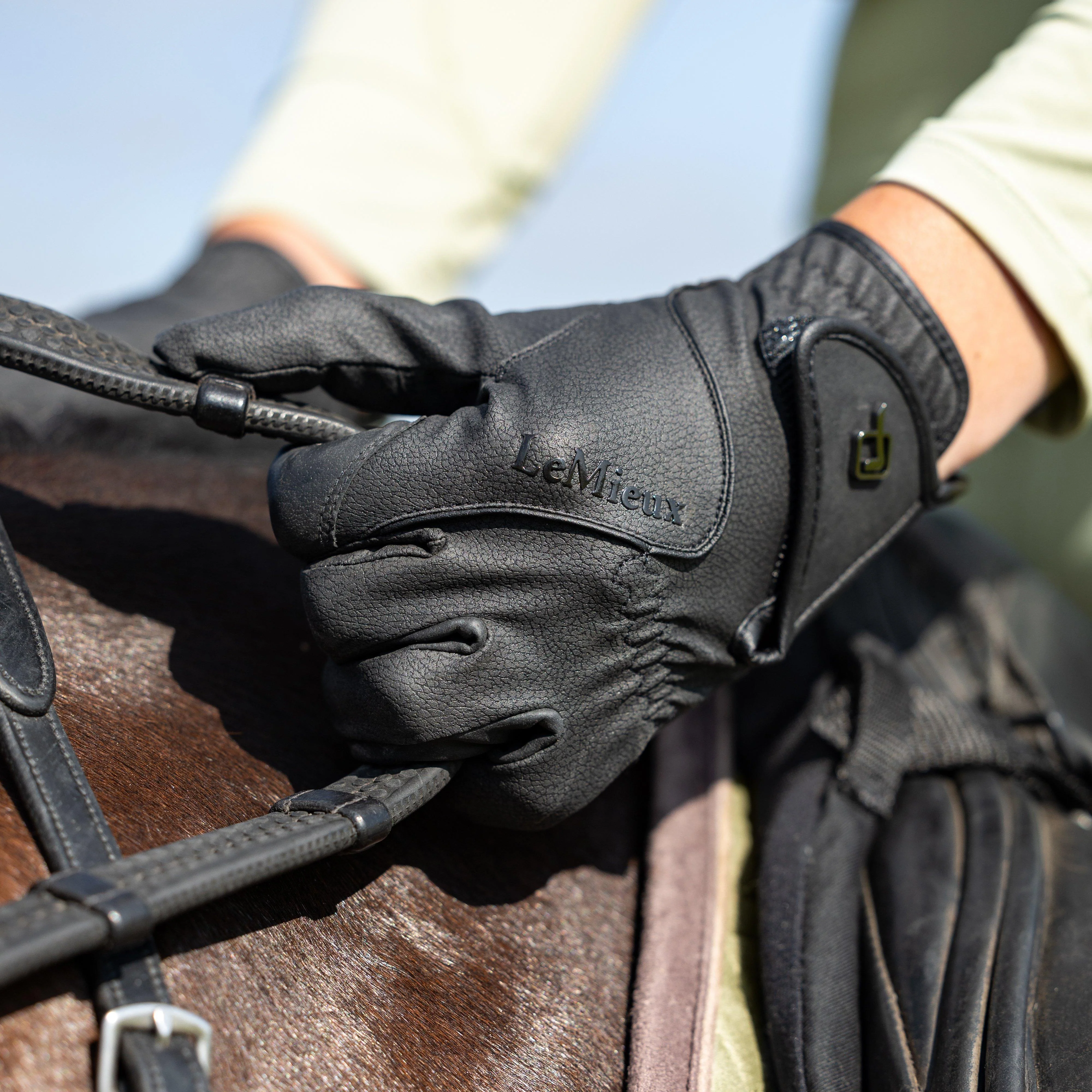 Close Contact Gloves Black - Image 2