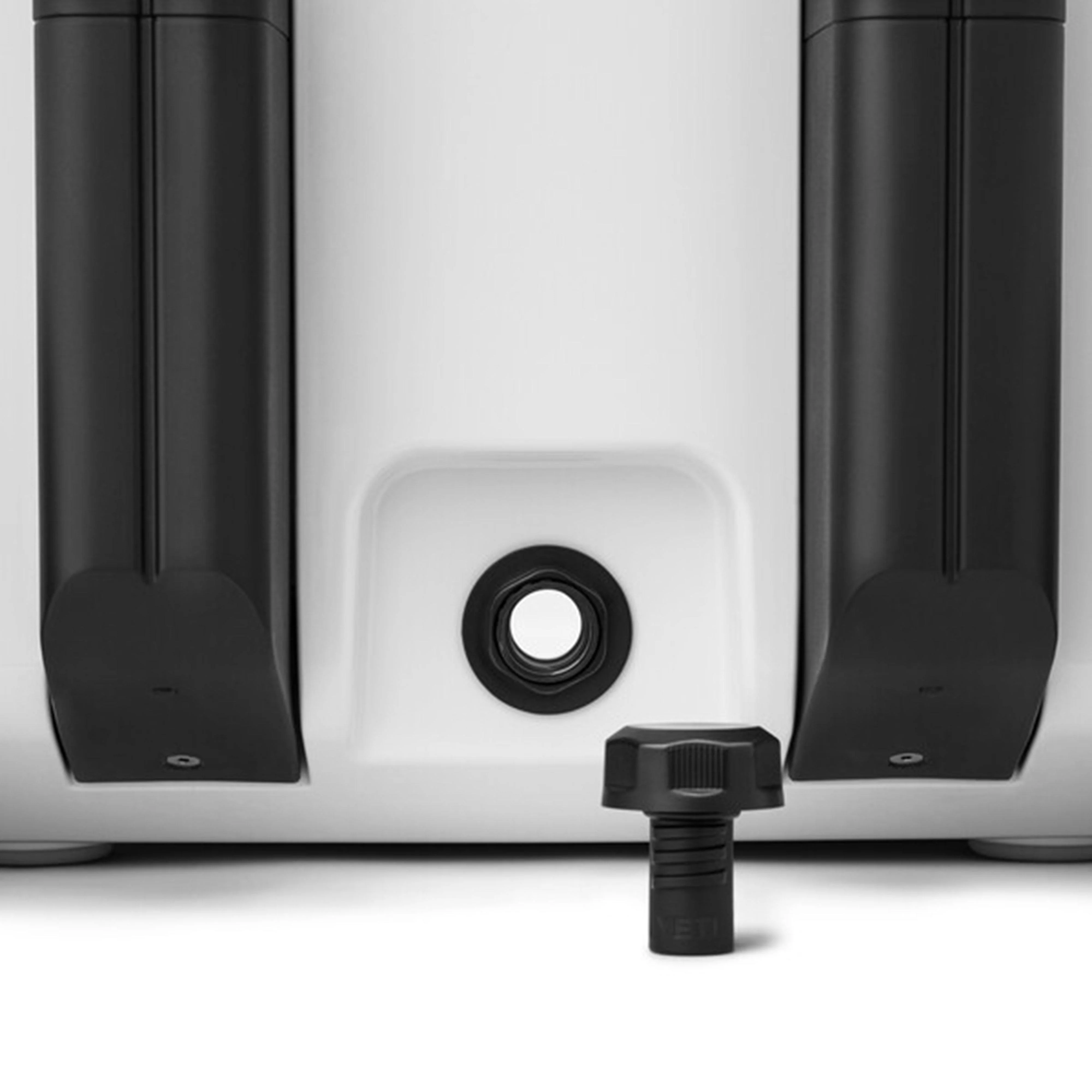 Roadie® 32 Wheeled Cool Box - Image 8